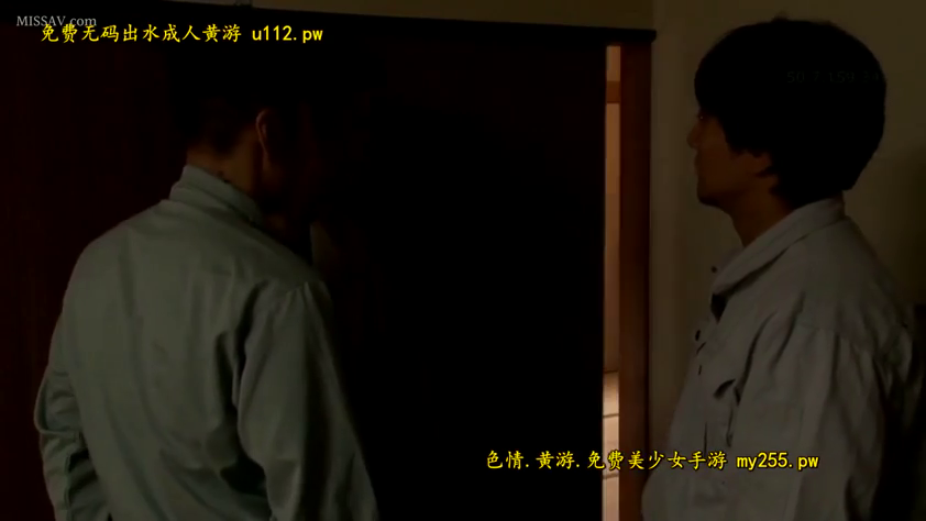 室内 · 站立 · 昏暗 · 工作服 · 侧影 · 对谈