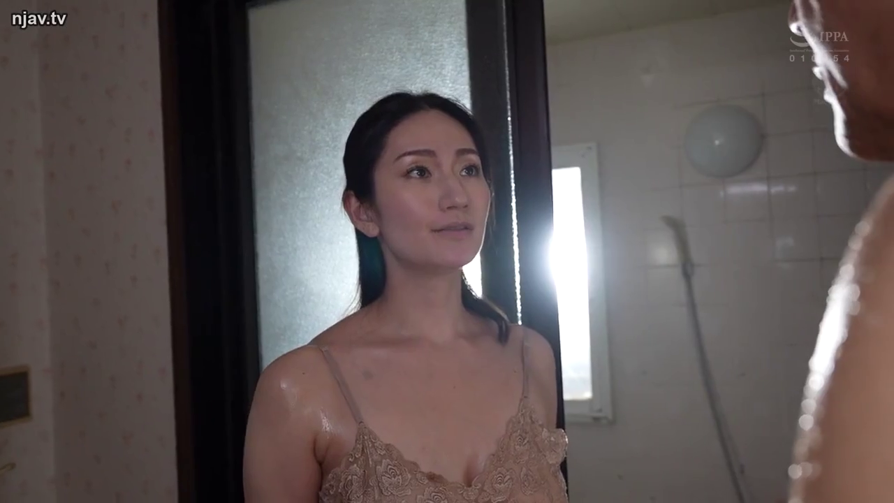 浴室门后 · 凝视 · 毛玻璃门 · 平和 · 胸部以上特写 · 站立姿势 · 蕾丝吊带内衣 · 熟女风格