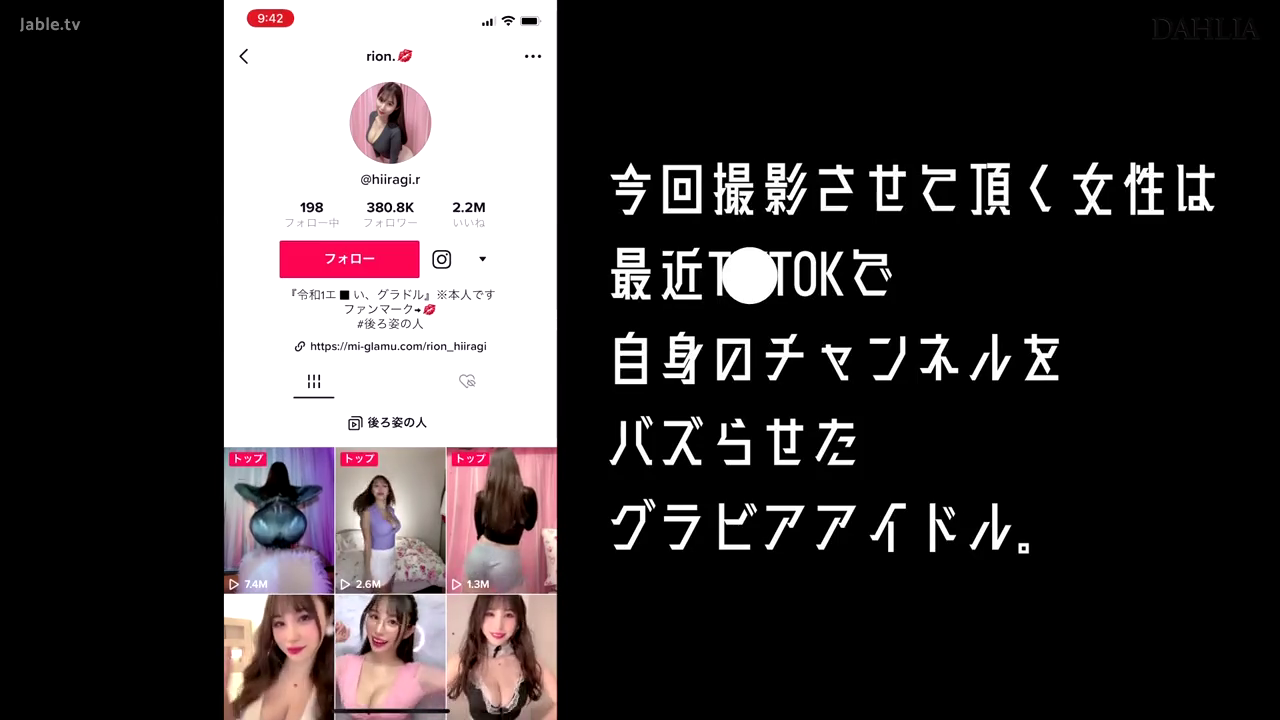 微笑 · 手机 · 多种姿势 · 手机界面 · 时尚便服 · 宫格特写 · 自拍展示 · 网红主页