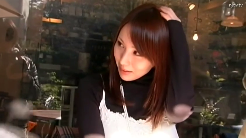 平静 · 注视 · 近景 · 高领毛衣搭配蕾丝吊带 · 室内咖啡馆 · 侧身撩发 · 柔光背景