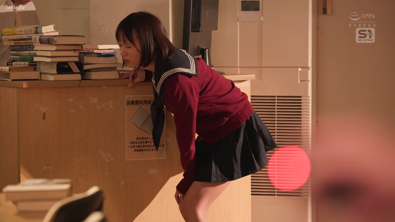 专注 · 中景 · 弯腰 · 书籍 · 水手服 · 图书馆 · 校园 · 倚靠