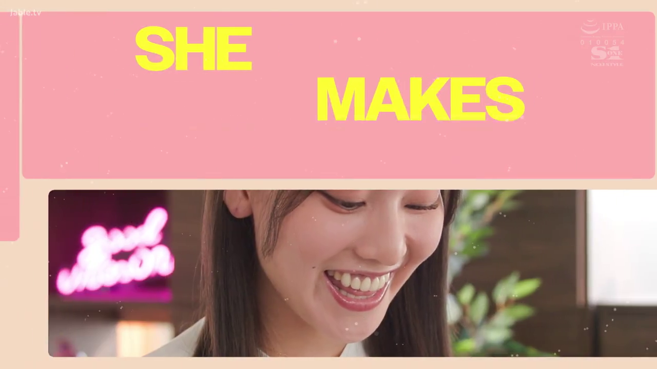 室内 · 微笑 · 面部特写 · 白色上衣 · 开朗 · 霓虹灯管 · 宣传画面 · 正面姿态