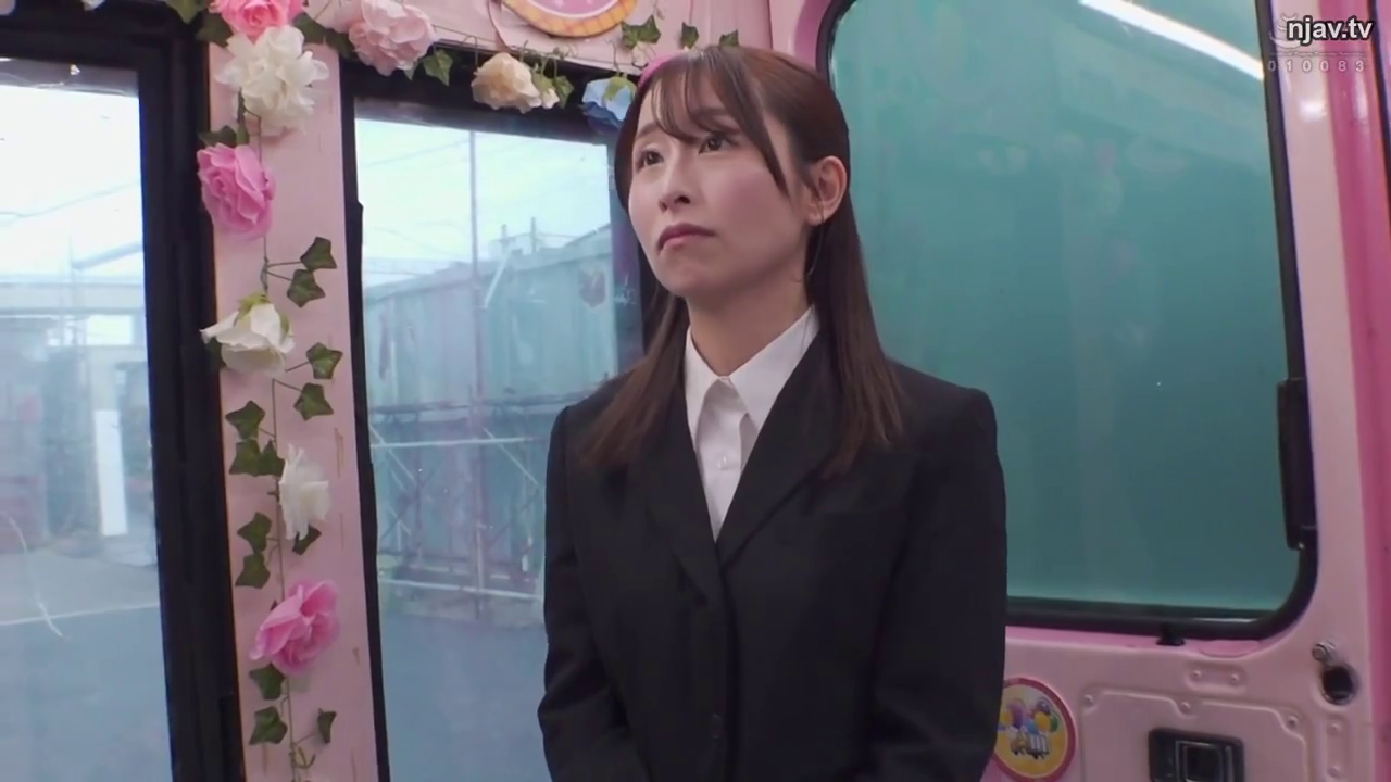 真剣 · 注視 · 上半身特写 · 立ち姿勢 · 黒いスーツ · 车厢 · 花卉 · プロットキャラクター