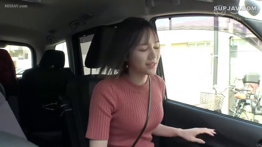 座り姿勢 · 会話 · 自然 · シートベルト · ピンクのニットセーター · 自家用車内 · 单人女性