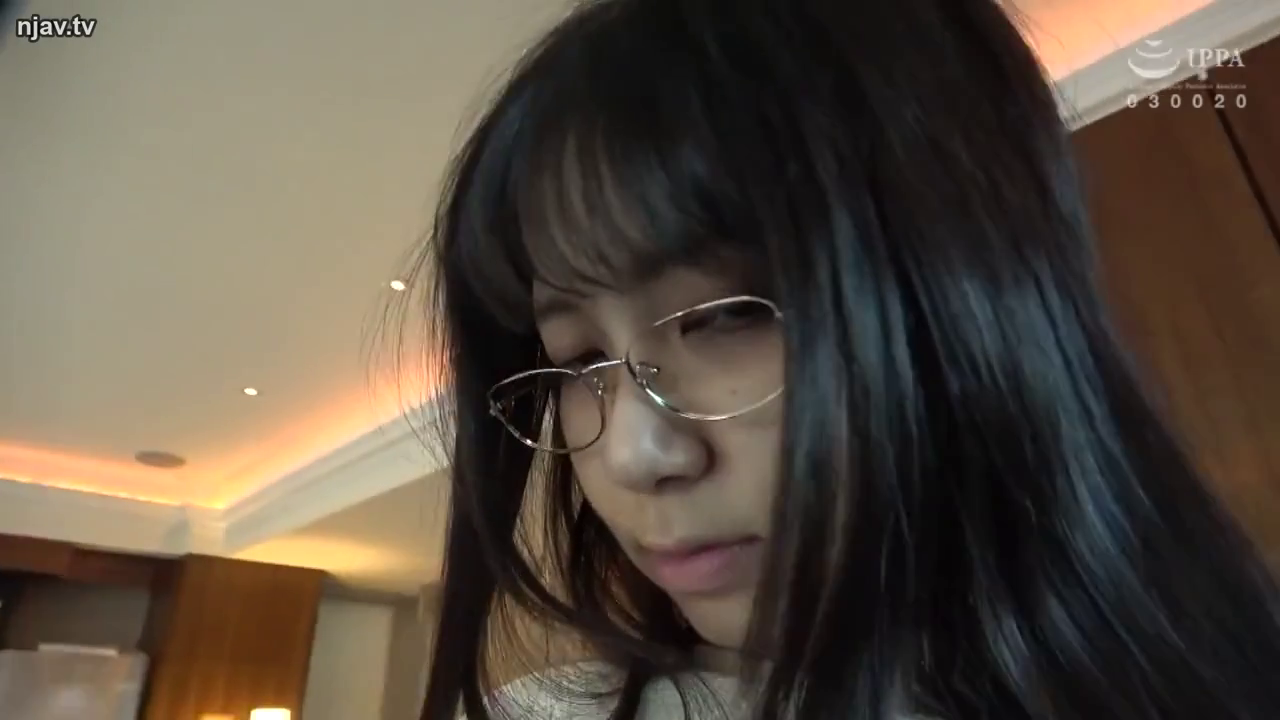 Indoor · 面部 · Lower your head · Glasses · 平静 · Gaze · Casual clothes · 齐刘海