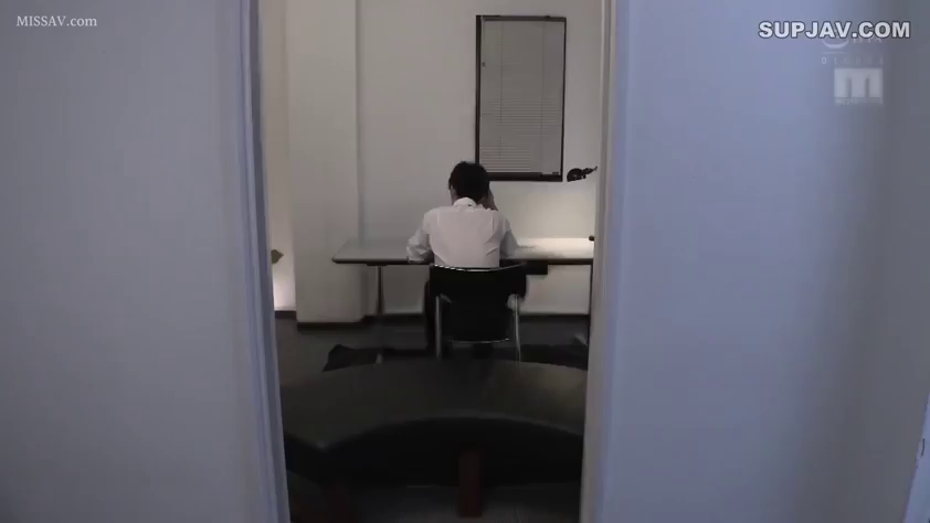 座り姿勢 · 办公室 · オフィスデスク · 全景 · 白色衬衫 · 办公 · 背中