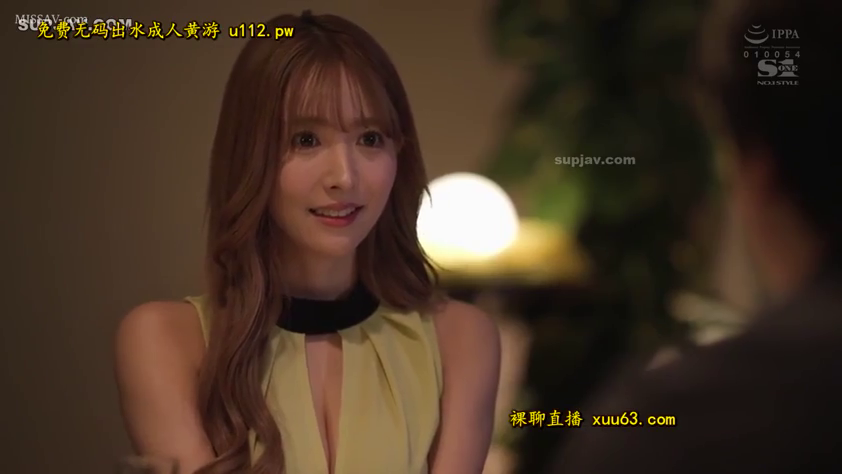 室内 · 座り姿勢 · 微笑 · 顔のクローズアップ · 对视 · 黄色无袖连衣裙 · 映画のスクリーンショット