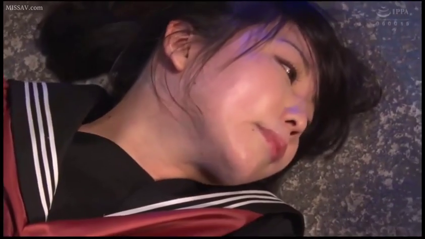 平静 · 顔のクローズアップ · 屋外 · 水手服 · 侧卧 · 躺卧 · 映画のスクリーンショット