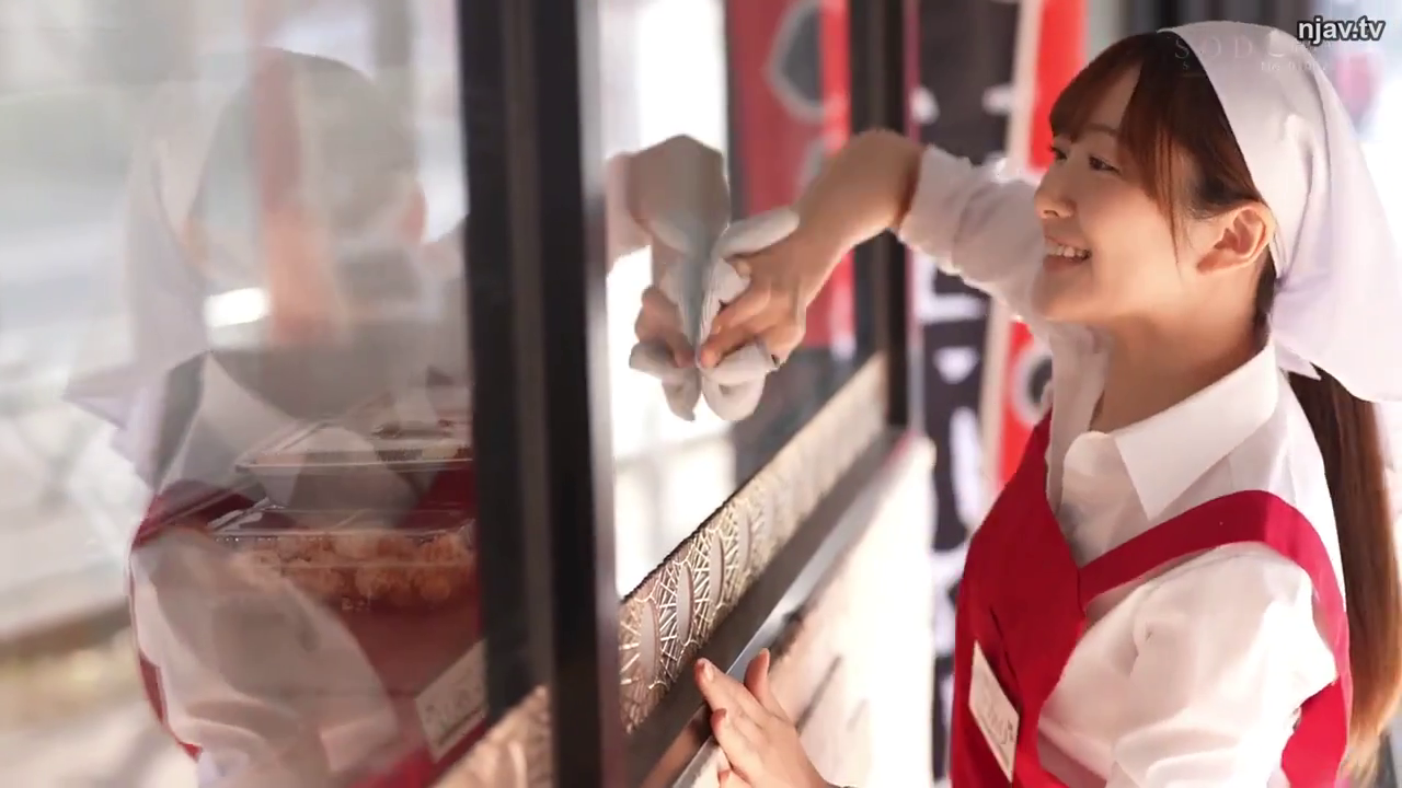 站姿 · 微笑 · 半身 · 阳光 · 抹布 · 服务员制服 · 商店カウンター · 擦玻璃