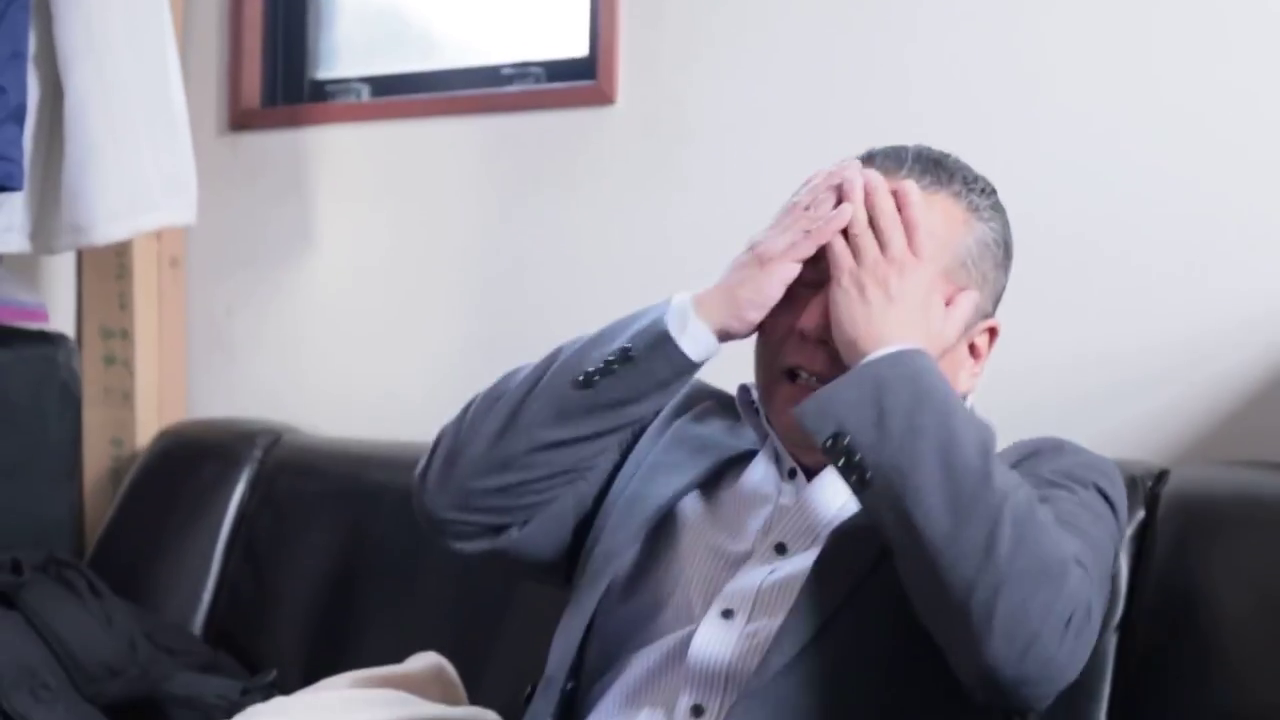 坐姿 · 办公室 · 沙发 · 剧情 · 特写 · 西装 · 捂脸 · 绝望