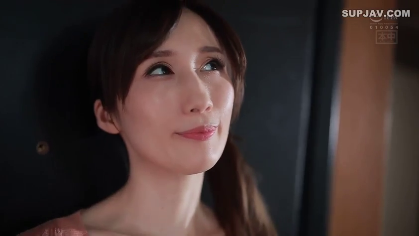 室内 · 微笑 · 特写 · 壁に寄りかかる · 仰视 · 常服 · 头部特写