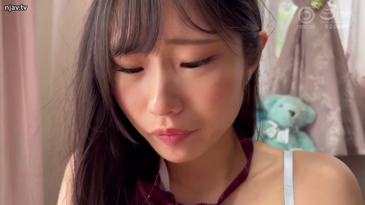 室内 · 坐姿 · 低头 · 委屈 · 面部特写 · 柔光 · 紫色吊带裙 · 毛绒玩偶