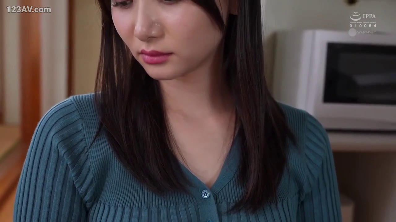 室内 · 沉思 · 忧郁 · 低头 · 面部特写 · 居家 · 微波炉 · 蓝色针织衫