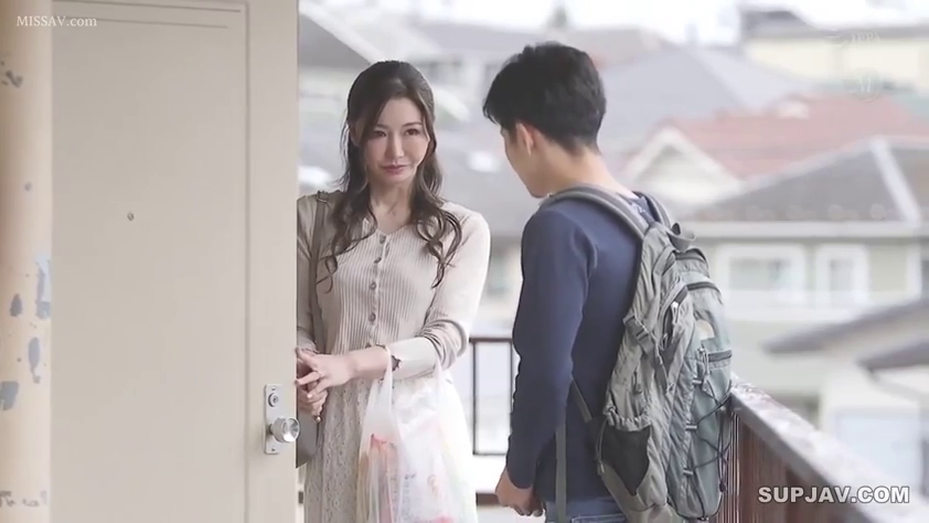 中景 · 微笑 · 对面站立 · 公寓走廊 · 购物袋 · 深色卫衣 · 寒暄