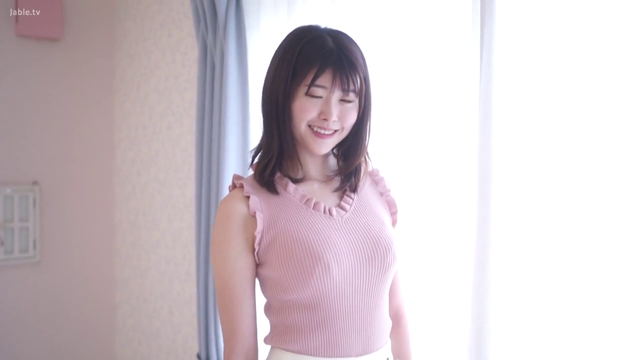 站立 · 微笑 · 半身特写 · 窗帘 · 娇羞 · 逆光 · 窗前 · ピンクのフリル付きキャミソール