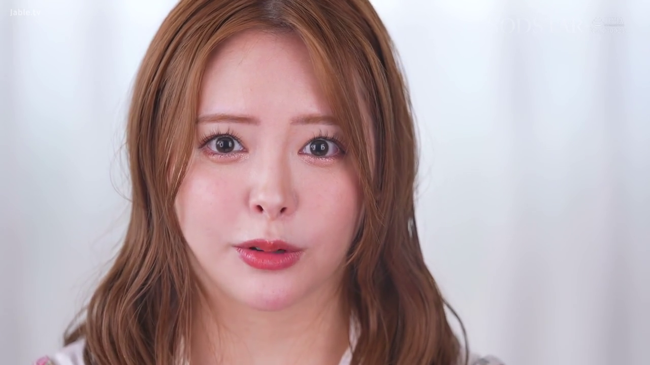 室内 · 顔部のクローズアップ · 平静 · 说话 · 上衣 · 人像 · 正面