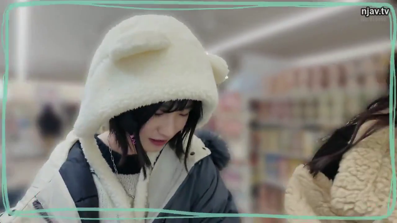 低头 · 专注 · 是 · 背景虚化 · 毛绒帽 · 室内商店 · 挑选 · 动物造型帽