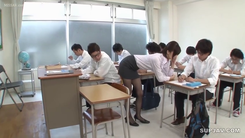 教室 · 专注 · 全景 · 弯腰 · 丝袜 · 辅导 · 课桌 · 职业装