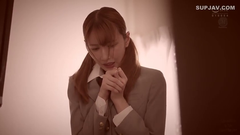 室内 · 校服 · 站立 · 羞涩 · 上半身 · 双马尾 · 交握双手