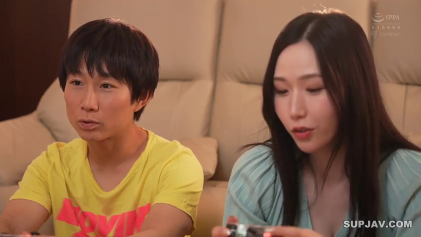 Sitting Posture · 交流 · Game Controller · 沙发旁 · 生活化场景 · 黄色T恤 · Playing games · 面部近景