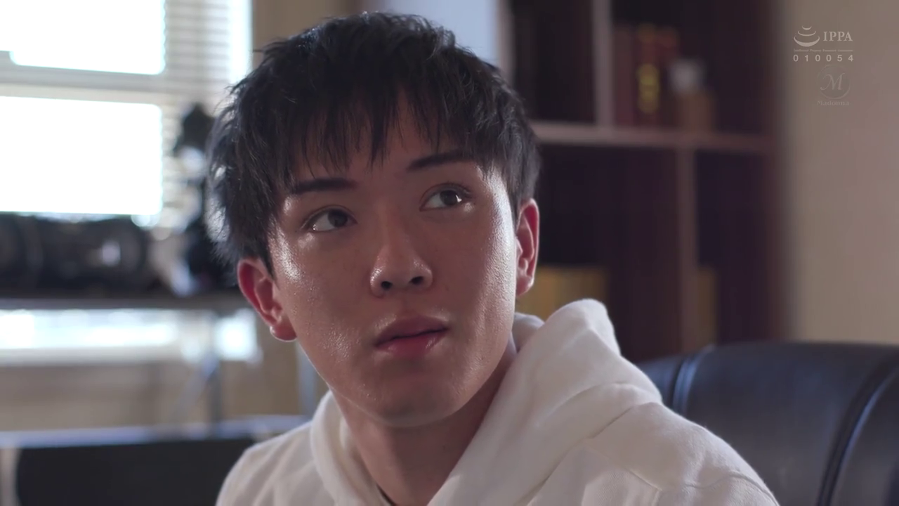 室内 · 座り姿勢 · 顔のクローズアップ · 凝視 · 书架 · 汗をかく · 凝重 · 白色卫衣