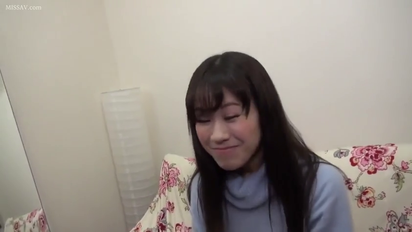 室内 · 坐姿 · 脸部 · 微笑 · 面对镜头 · 蓝色毛衣