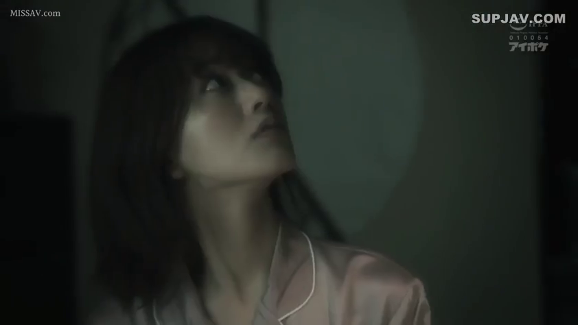 顔部のクローズアップ · 注視 · 仰頭 · 平凡 · 水印 · ピンクのサテン製パジャマ · 室内の薄暗い環境