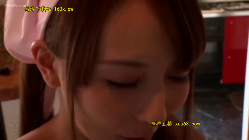 低头 · 专注 · 脸部特写 · 口交 · 厨房 · 女仆装 · 粉色头巾