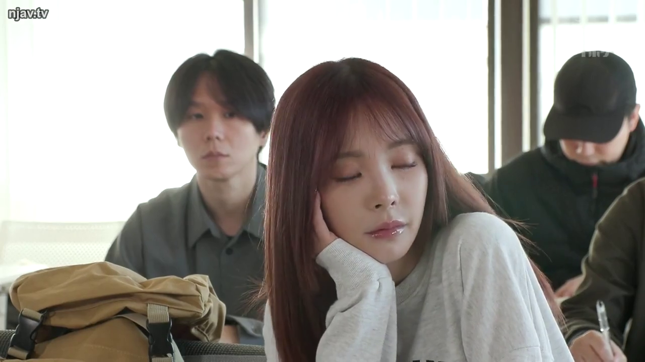 面部 · 教室 · 平静 · カジュアルウェア · 剧情内容 · 托腮 · 书包 · 发呆