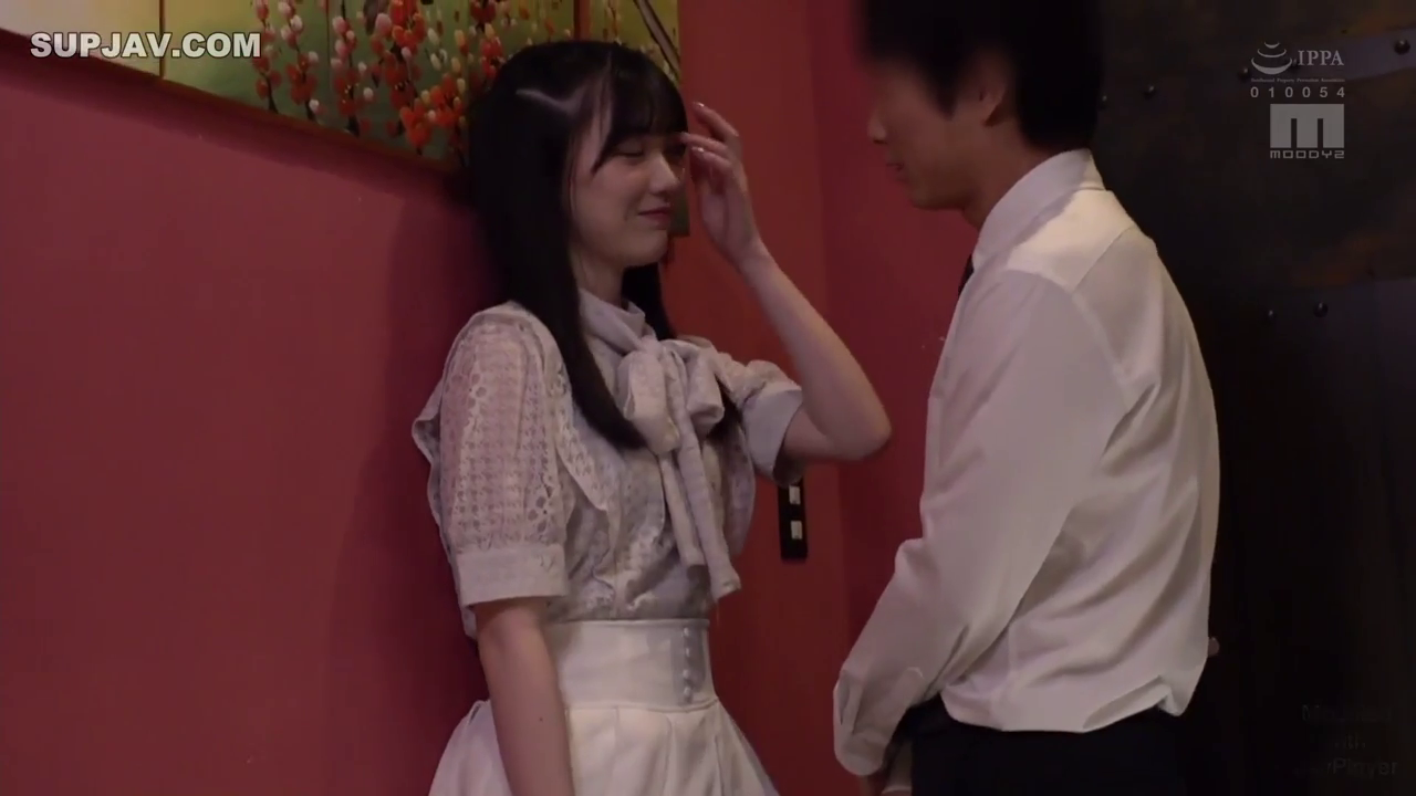 羞涩 · 半身 · 白色上衣 · 靠墙 · 挂画 · 撩发 · 墙边 · 暧昧