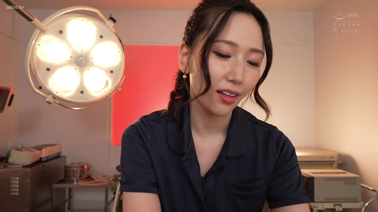 坐姿 · 微笑 · 注视 · 近景 · 手术室 · 手术灯 · 医生制服 · 职业女性