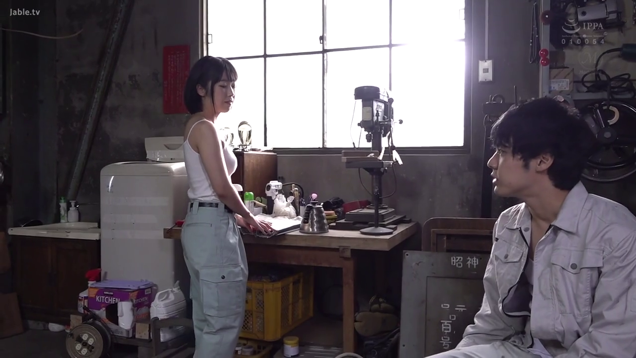 站姿 · 全景 · 平静 · 白色背心 · 剧情 · 交流 · 工厂 · 机械