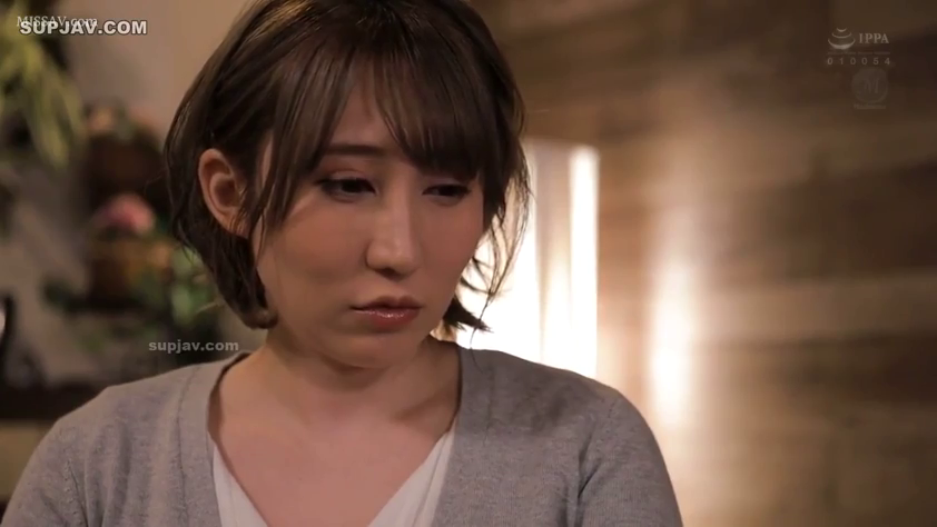 室内 · 座り姿勢 · 憂鬱 · 顔のクローズアップ · 注視 · 灰色开衫 · 短发女性