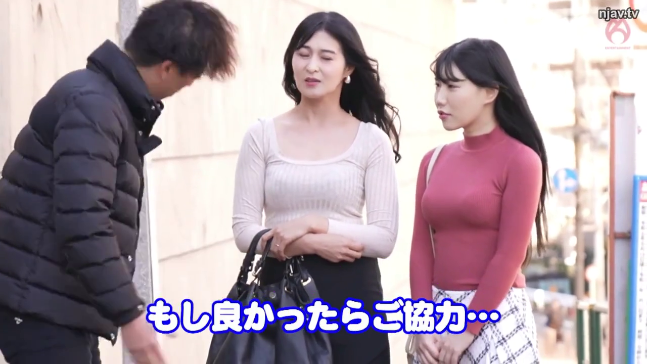 站立 · 中景 · 手提包 · 交流 · 平淡 · 日常服饰 · 街头采访 · 街头