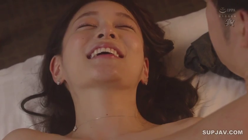 性交 · 面部 · 全裸 · 仰卧 · 项链 · 床上 · 特写 · 高潮表情