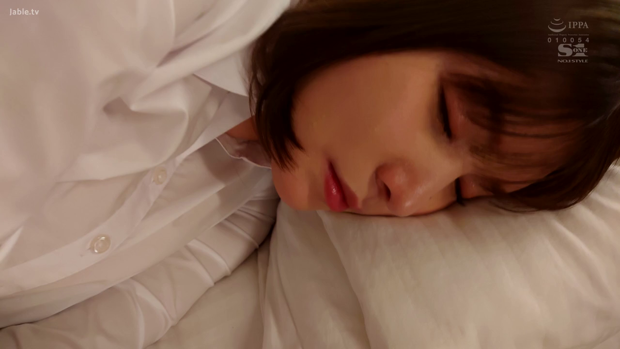 Indoor · 单人 · 平静 · 白衬衫 · pillow · 面部特写 · Side-lying · Sleep