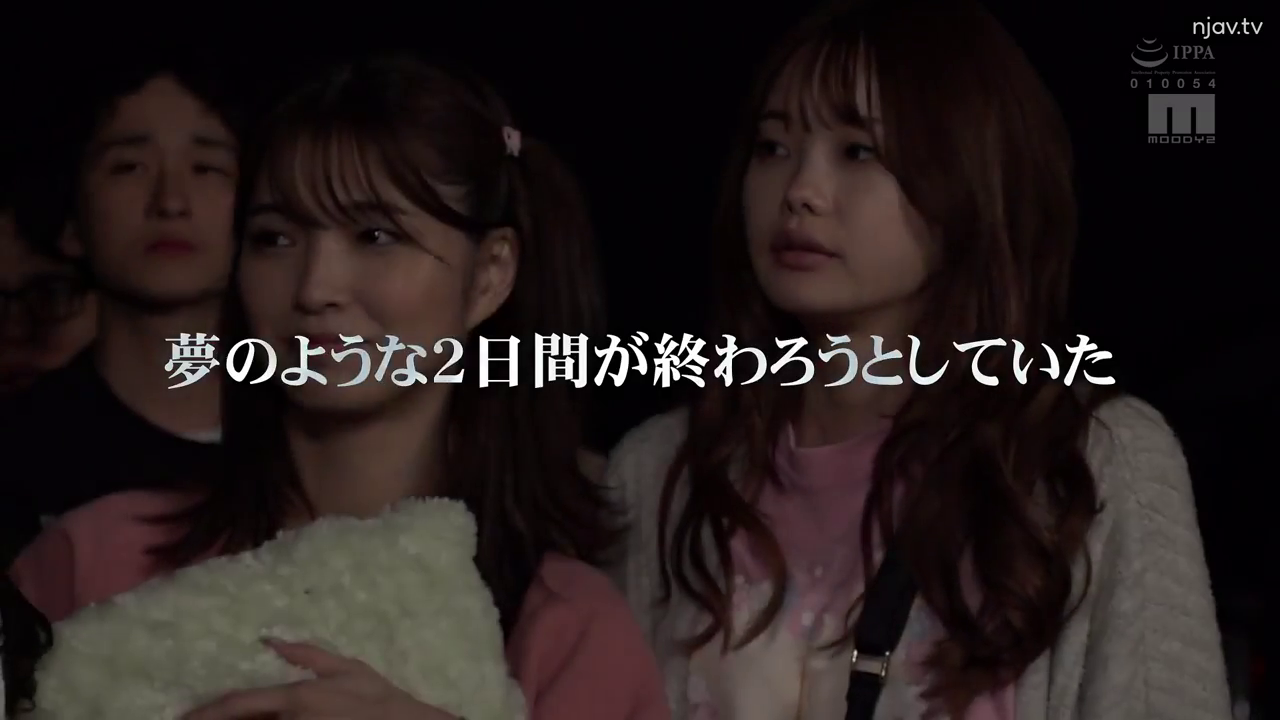 室内 · 坐姿 · 脸部 · 专注 · 字幕 · 抱枕 · 粉色上衣 · 观看