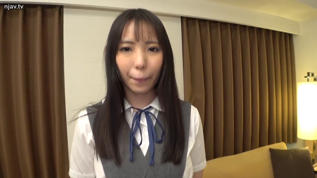 室内 · 单人 · 面部 · 校服 · 站立 · 对视 · 抿嘴