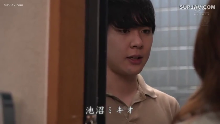 站立 · 平静 · 面部特写 · 门框 · 室内门口 · 棕色Polo衫 · 对话对视 · 剧情衔接