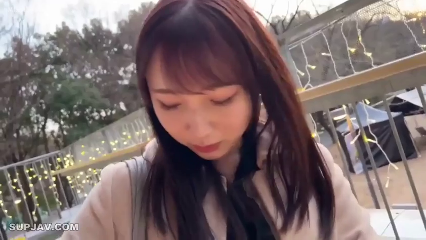 单人 · 面部 · 低头 · 平静 · 注视 · 户外 · 外套 · 围栏