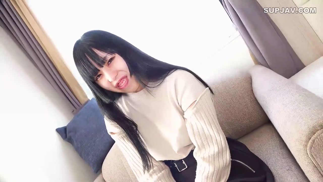 Sitting Posture · Face · Sofa · Living room · Sweater · 长发 · Stick out tongue · 搞怪