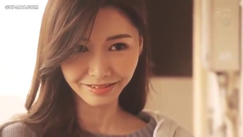 室内 · 微笑 · 面部特写 · 针织衫 · 温柔 · 柔光 · 正面