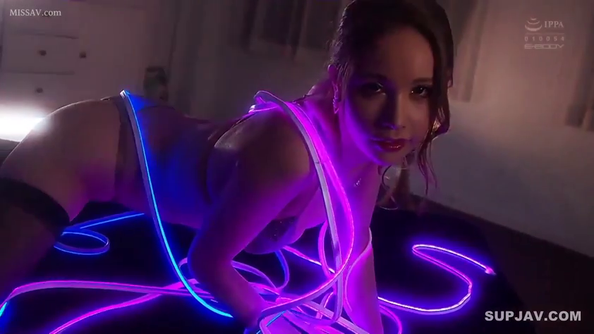 室内 · 中景 · 摆拍 · 内衣 · 四足跪姿 · 勾魂 · ネオンライトストリップ · 照明効果