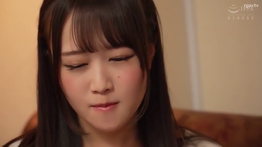 室内 · 投入 · 低头 · 面部特写 · 日常服饰 · 口交行为 · 清纯感