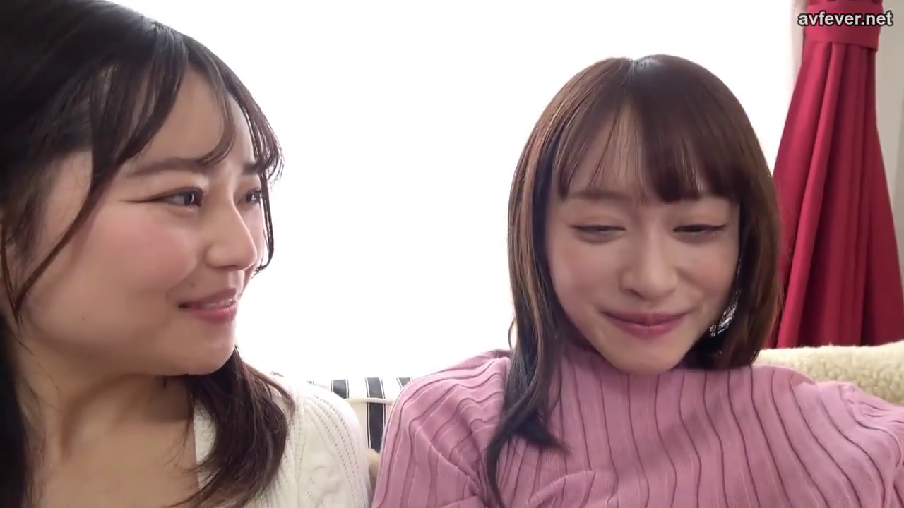 室内 · 坐姿 · 交谈 · 微笑 · 针织衫 · 双人 · 窗帘 · 头部