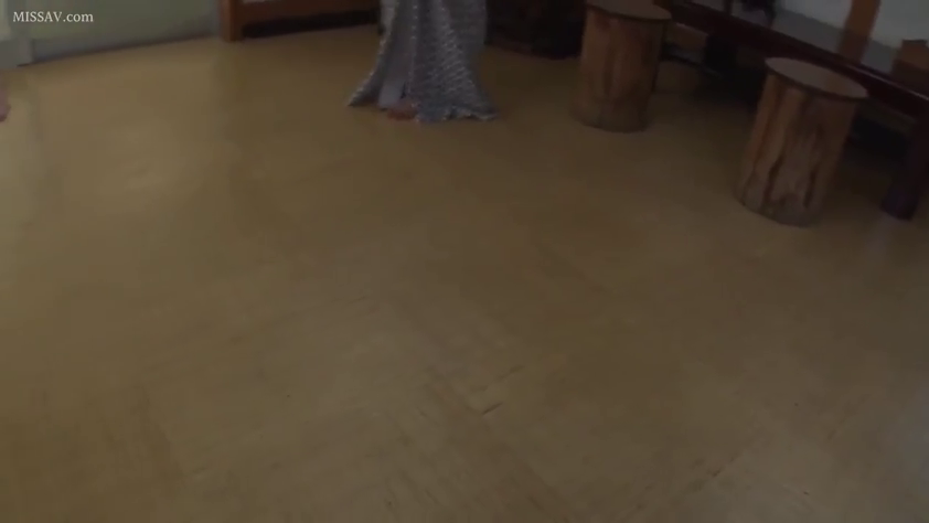 室内 · 正面坐姿 · 脚部 · 走动 · 浴衣 · 个人面部 · 木凳 · 忧郁悲伤