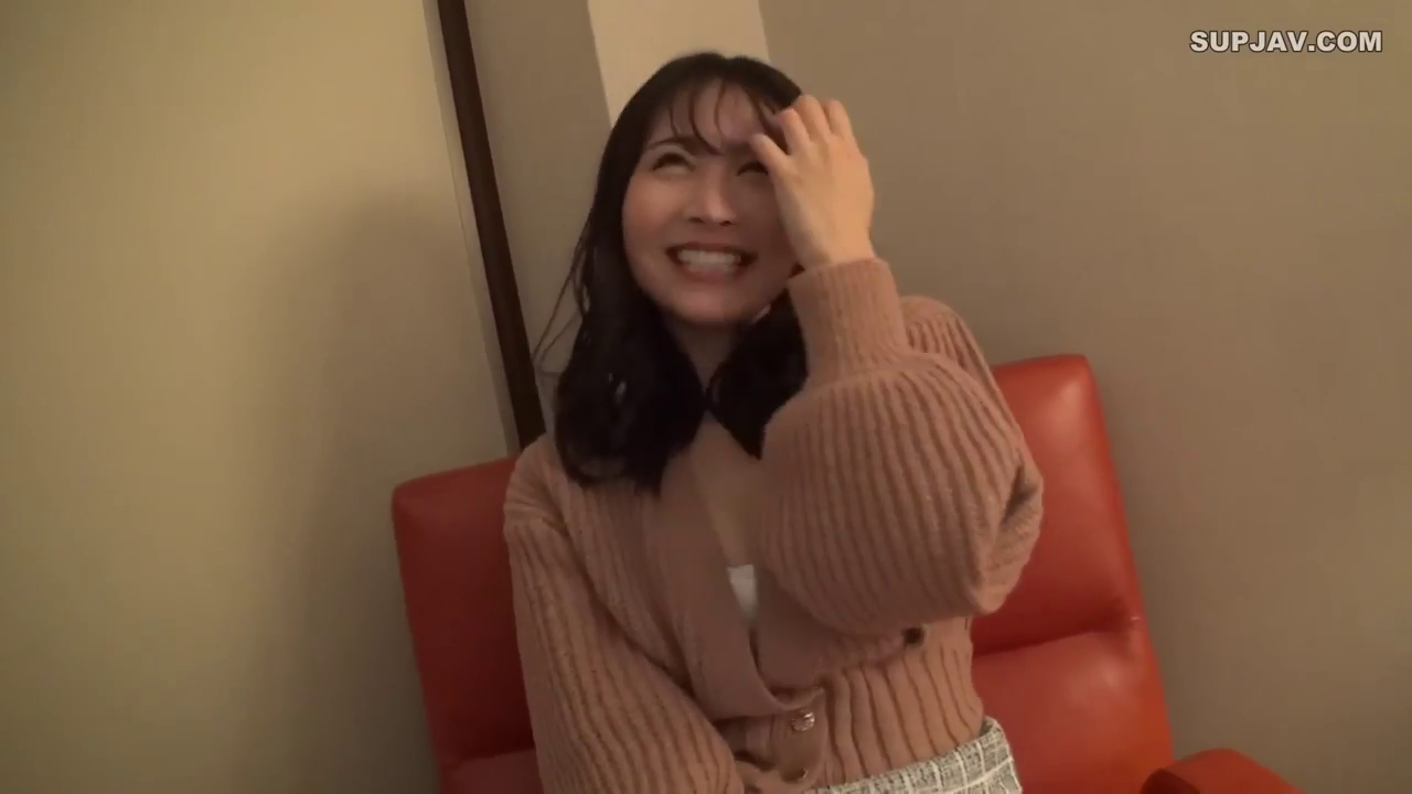 室内 · 坐姿 · 微笑 · 半身 · 红色沙发 · 整理头发 · 棕色针织开衫