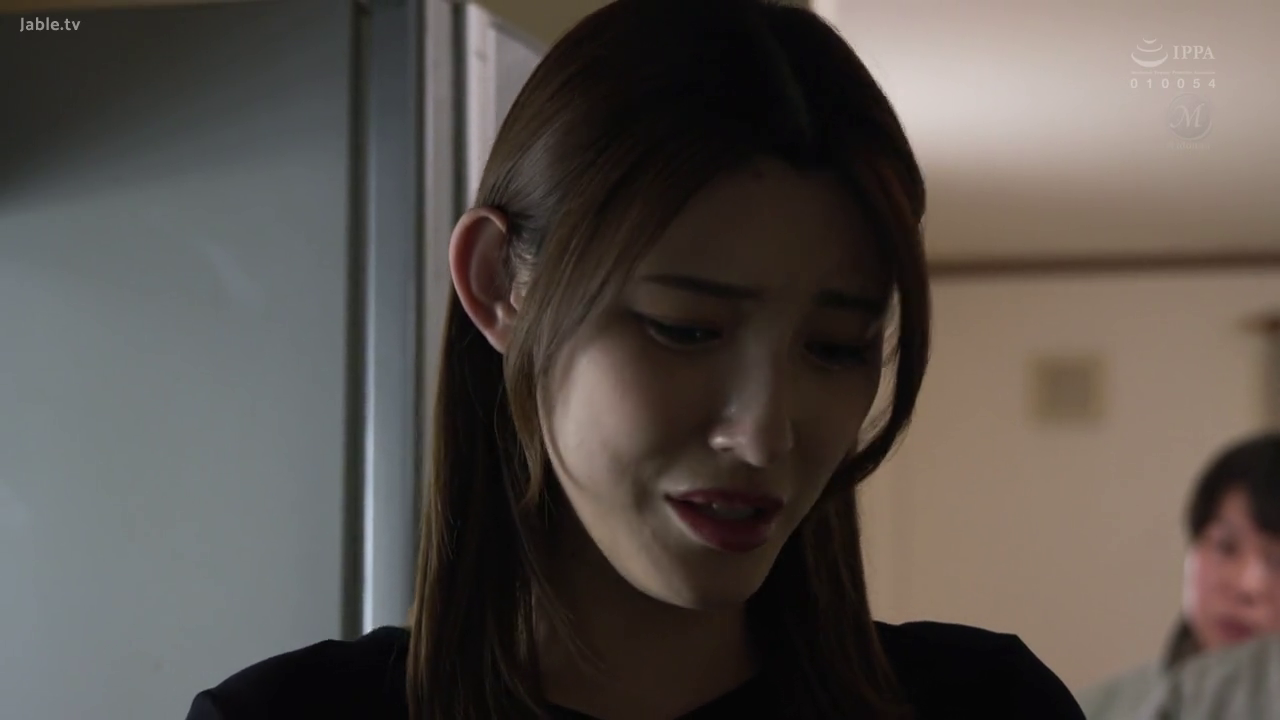 室内 · 忧郁 · 面部特写 · 自然光 · 黑色上衣 · 微低头 · 独处