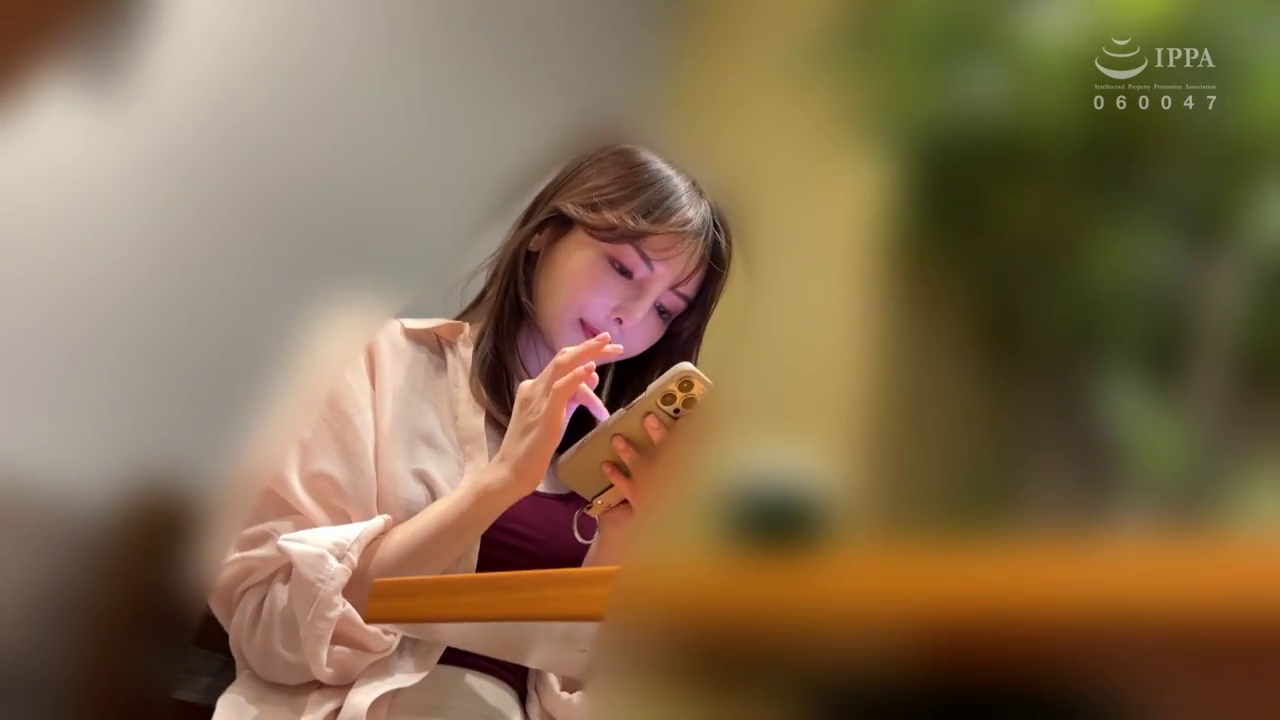 坐姿 · 侧面半身 · 专注 · 剧情 · 手机 · 餐厅 · 粉色衬衫 · 玩手机