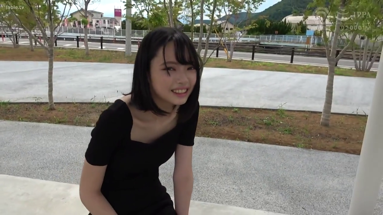 Sitting Posture · Smile · 上半身 · Black dress · 短发 · 看向镜头 · Outdoor square